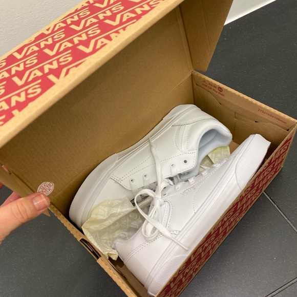 Vans- Seldan Sneaker- All White-Low-Top- Big Kids (4Y) (Woman’s size 5.)-NEW! - Picture 9 of 13